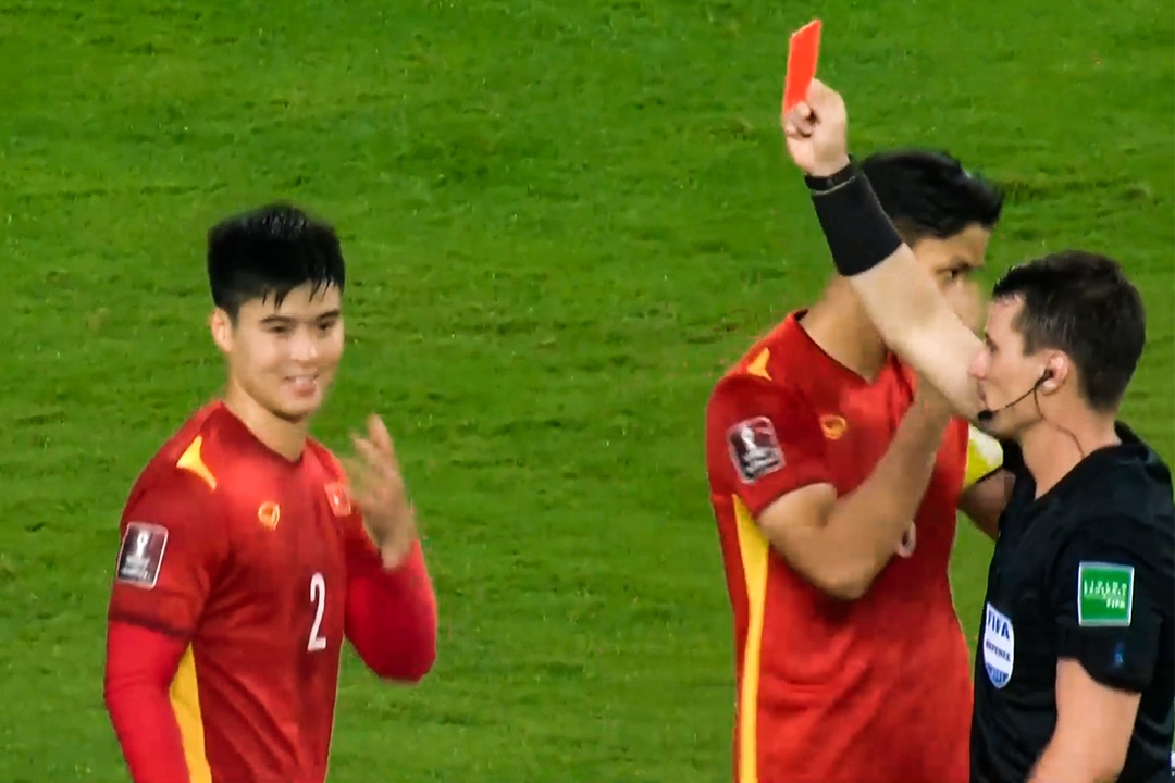 Duy Manh nhan the do o tran gap Saudi Arabia hinh anh