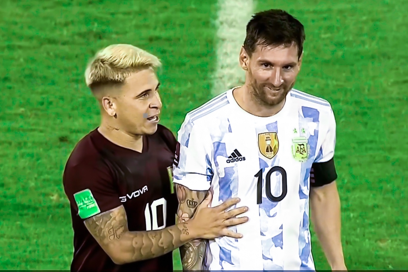 Doi thu om Messi sau khi ghi ban hinh anh