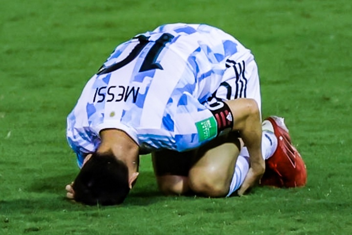 Trong tai xoa the vang, phat the do cau thu choi xau Messi hinh anh