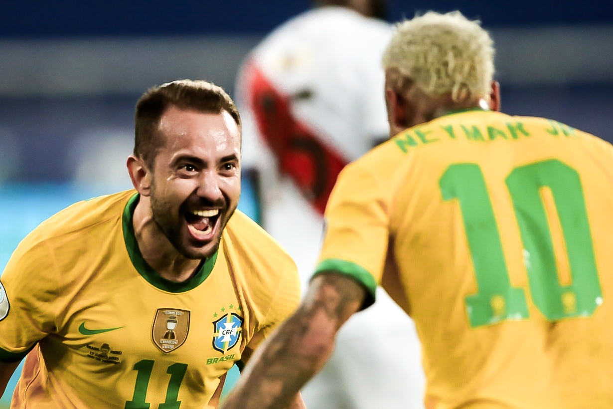 Tien ve 32 tuoi toa sang giup Brazil thang 1-0 hinh anh