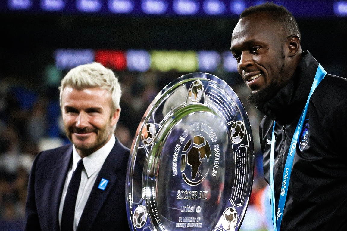 David Beckham trao dia vo dich Soccer Aid cho Usain Bolt hinh anh
