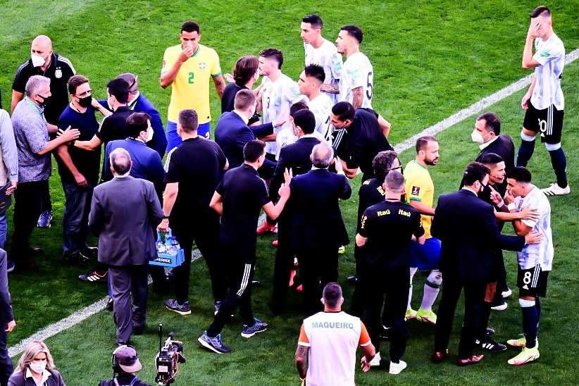 Canh hon loan o tran dau bi hoan giua Brazil va Argentina hinh anh