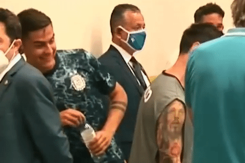 Khoanh khac Dybala bat cuoi vi Messi hinh anh