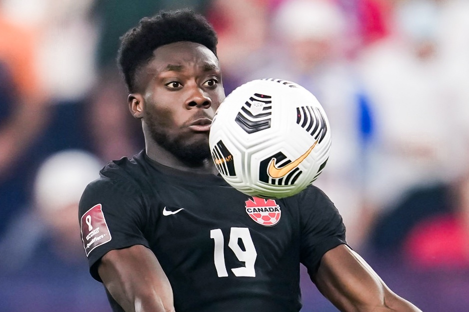 Alphonso Davies toa sang sau pha but toc hinh anh
