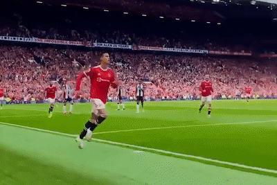 Khoanh khac Ronaldo hoan tat cu dup o tran tai xuat MU hinh anh