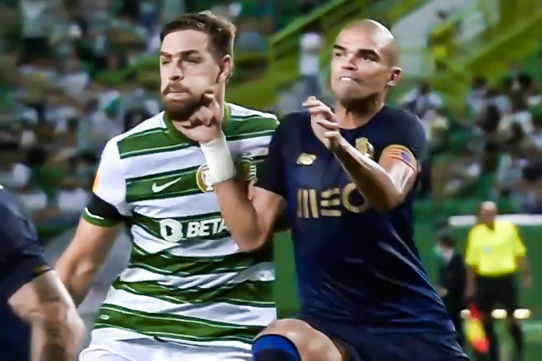 Pepe doi trong tai xem VAR sau khi danh len doi thu hinh anh