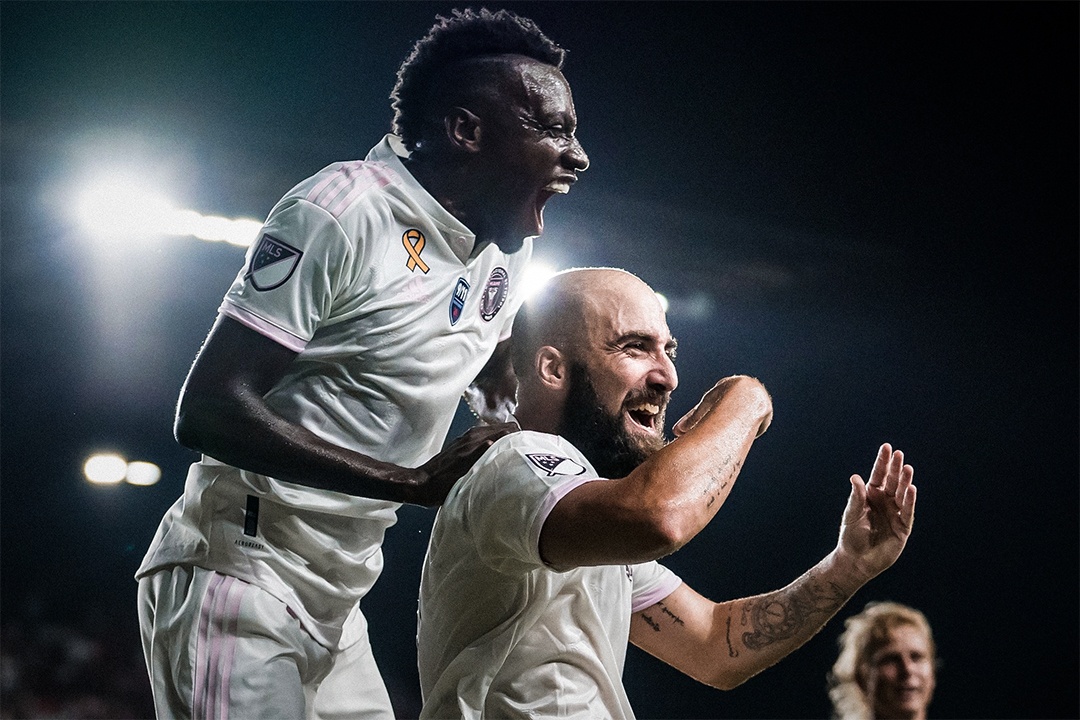 Higuain trung phat sai lam cua doi thu hinh anh