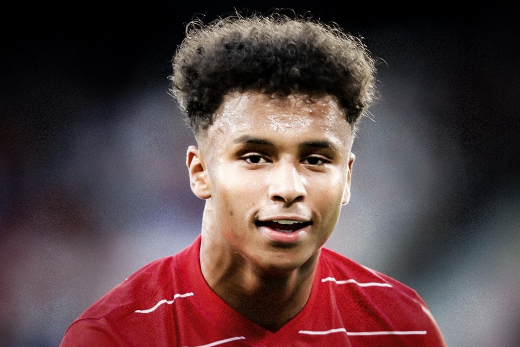 Tien dao 19 tuoi kiem 3 qua phat den o Champions League hinh anh