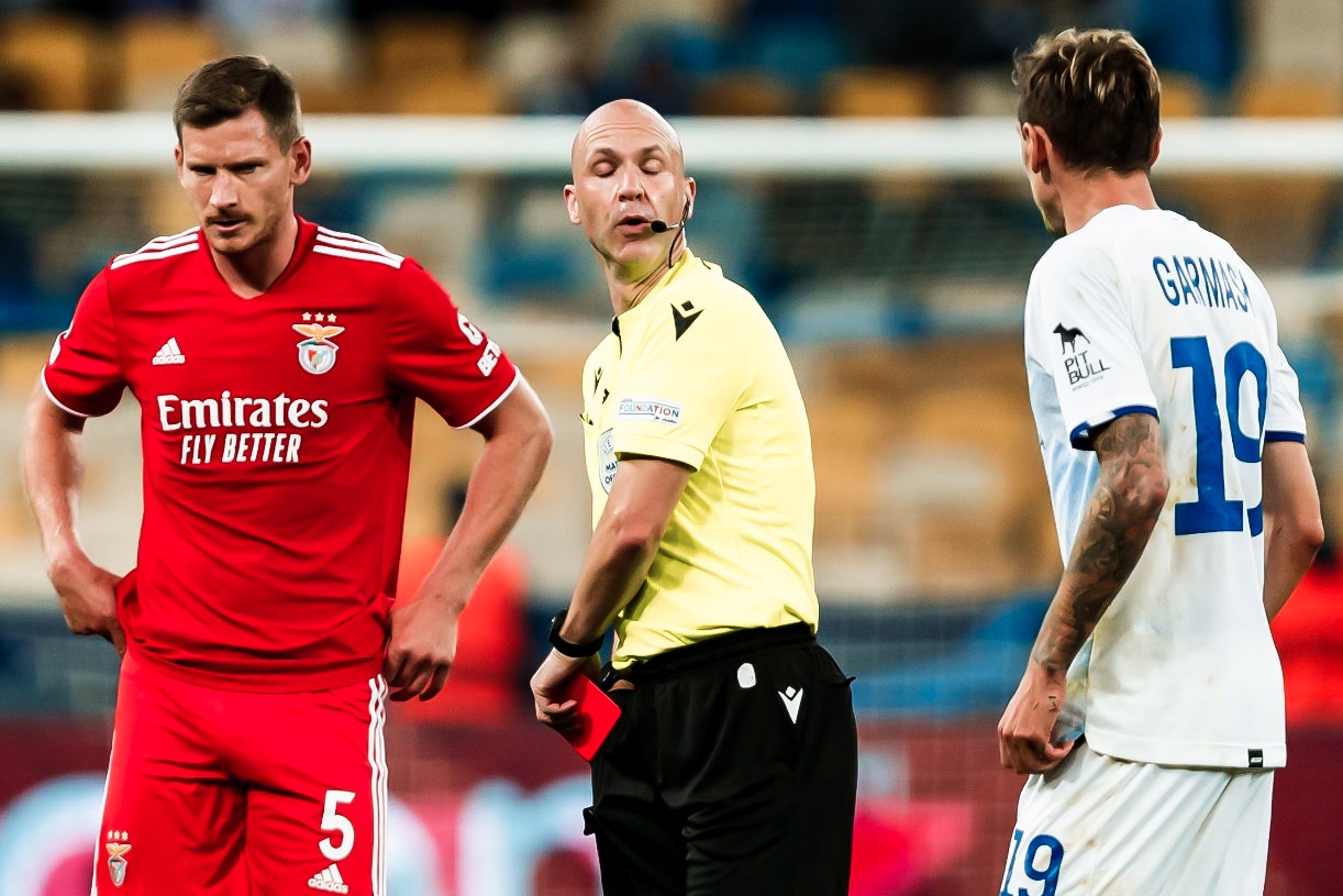 Tinh huong phat nham the do o Champions League hinh anh