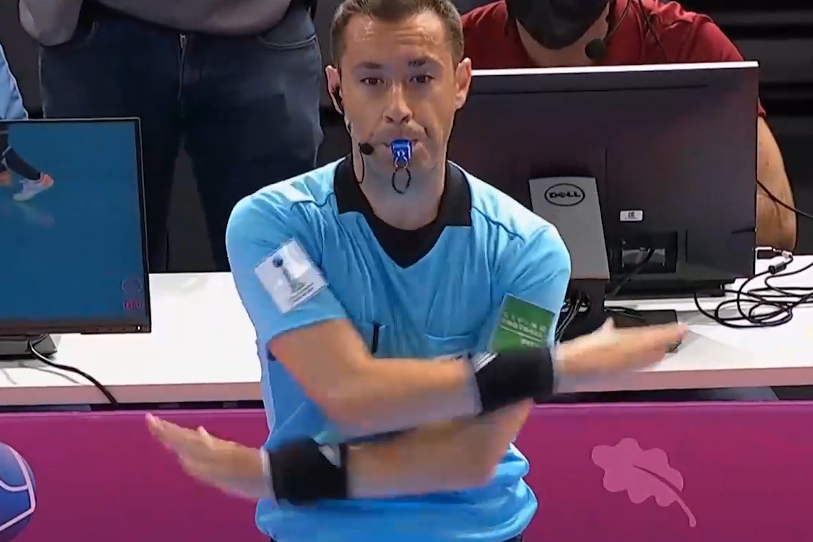 Trong tai tu choi ban thang cua tuyen Viet Nam o futsal World Cup hinh anh