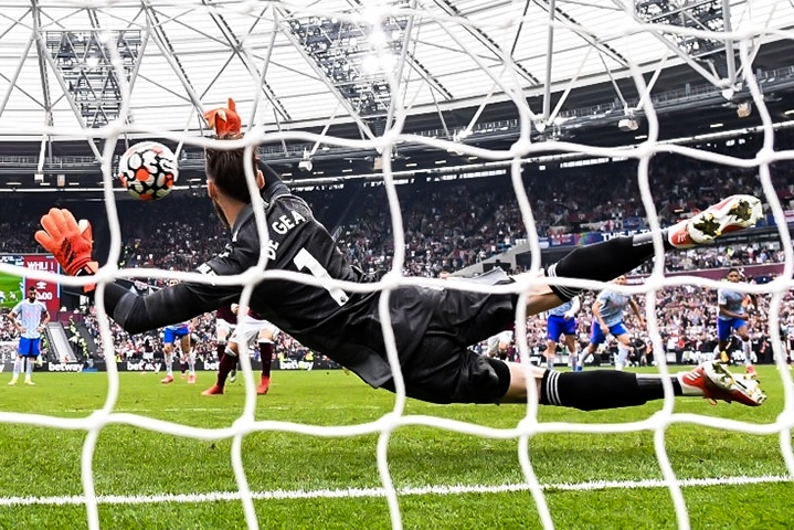 Khoanh khac De Gea can phat den o phut 90+5 hinh anh