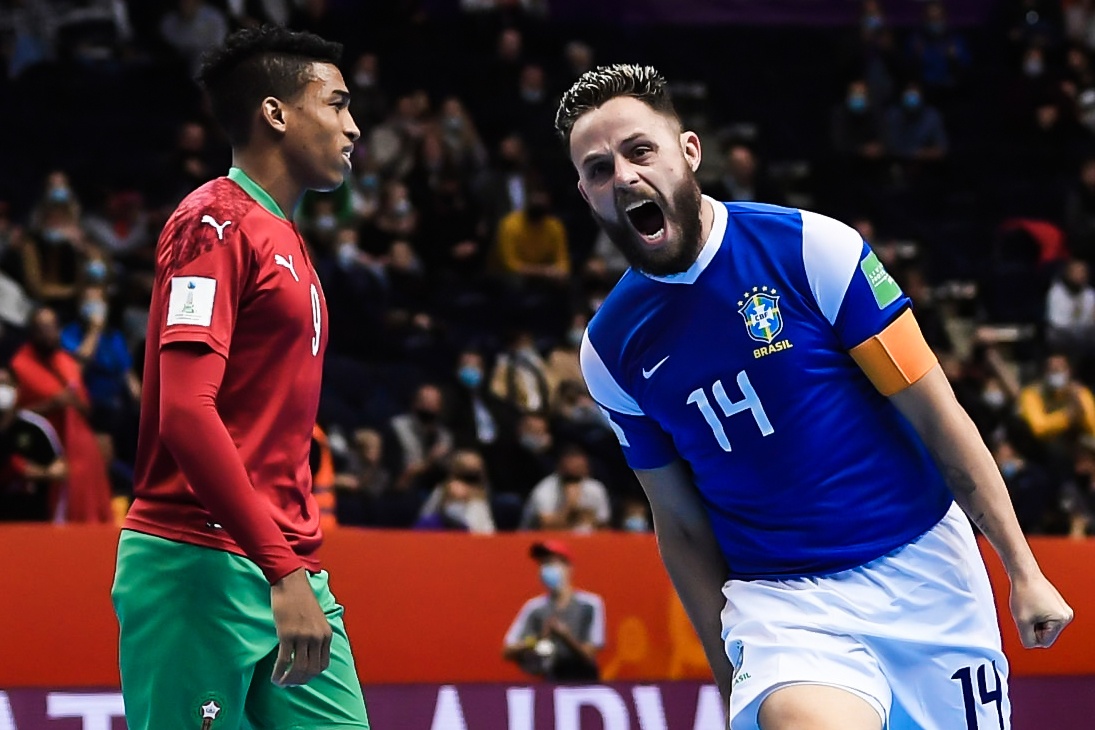Cu da phat dinh doat tran futsal Brazil - Morocco hinh anh