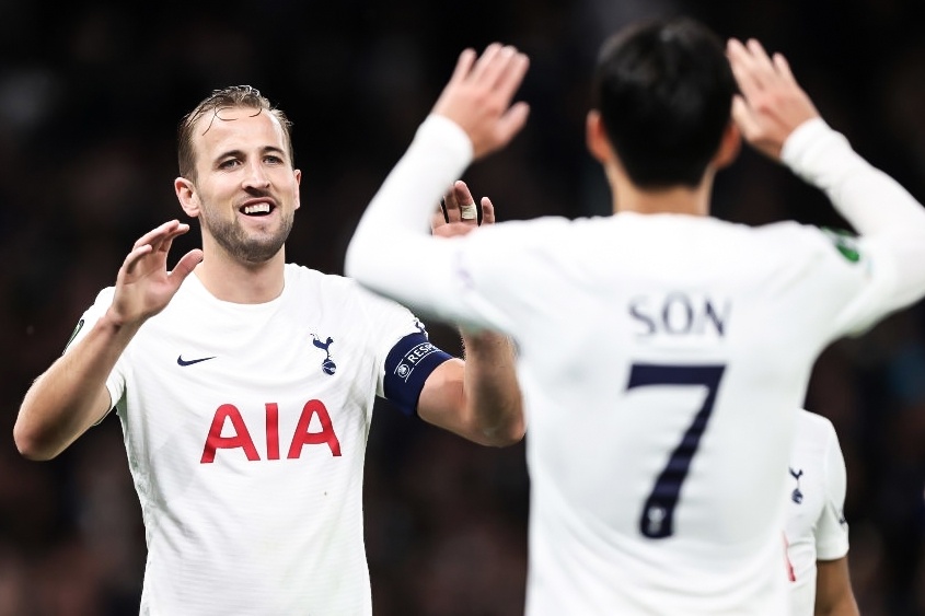 Son Heung-min kien tao cho Harry Kane sau pha but toc hinh anh