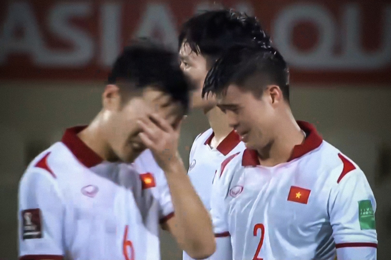Cau thu Viet Nam khoc sau tran thua Trung Quoc hinh anh