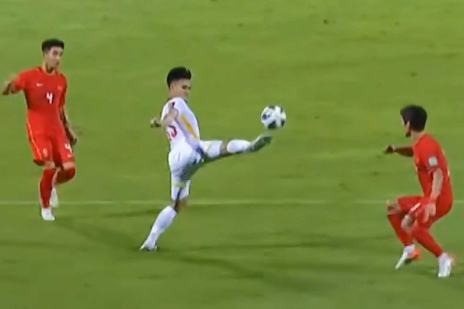 Tan Tai xu ly dieu nghe truoc khi sut tung luoi Trung Quoc hinh anh