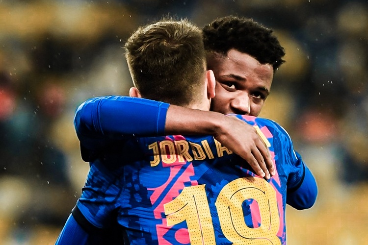 Highlights Kyiv - Barca: Cau thu 19 tuoi dinh doat tran dau hinh anh