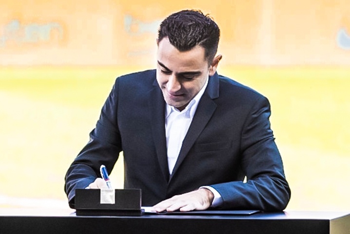 Khoanh khac Xavi tro thanh huan luyen vien Barca hinh anh