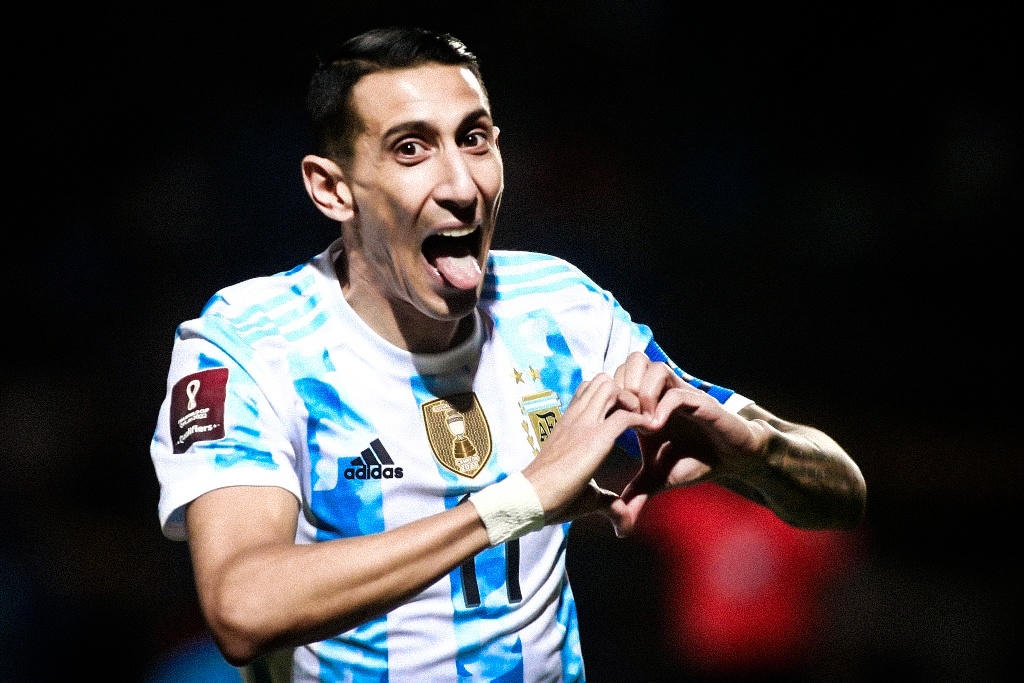 Di Maria lop bong qua 3 cau thu de ghi ban hinh anh