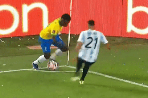 Vinicius gap bong qua dau doi thu hinh anh