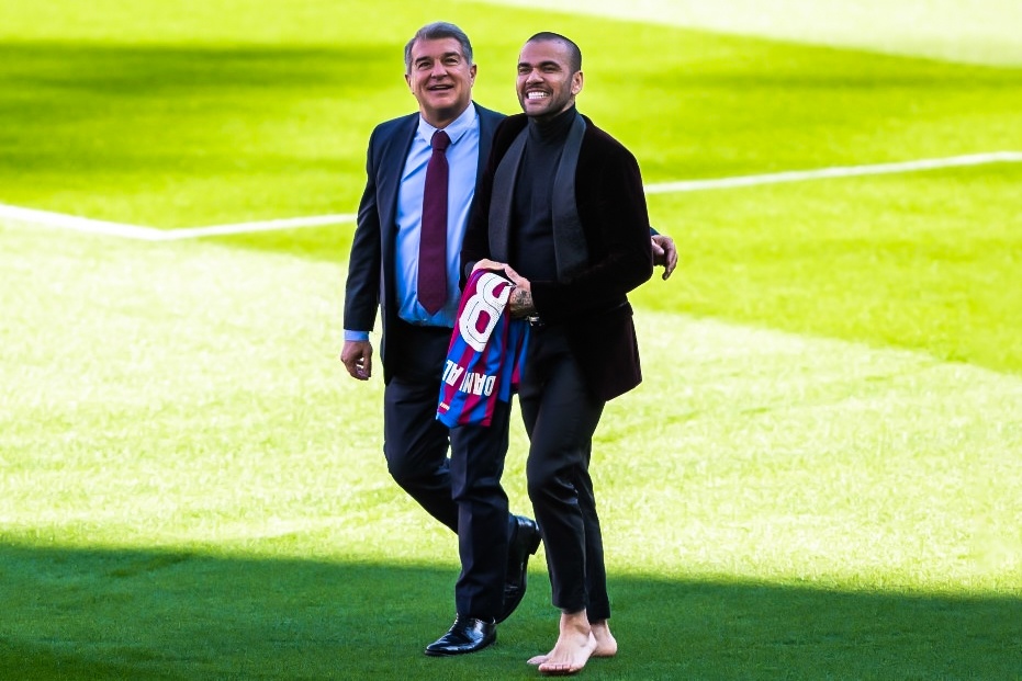 Alves di chan tran khi ra mat Barca hinh anh