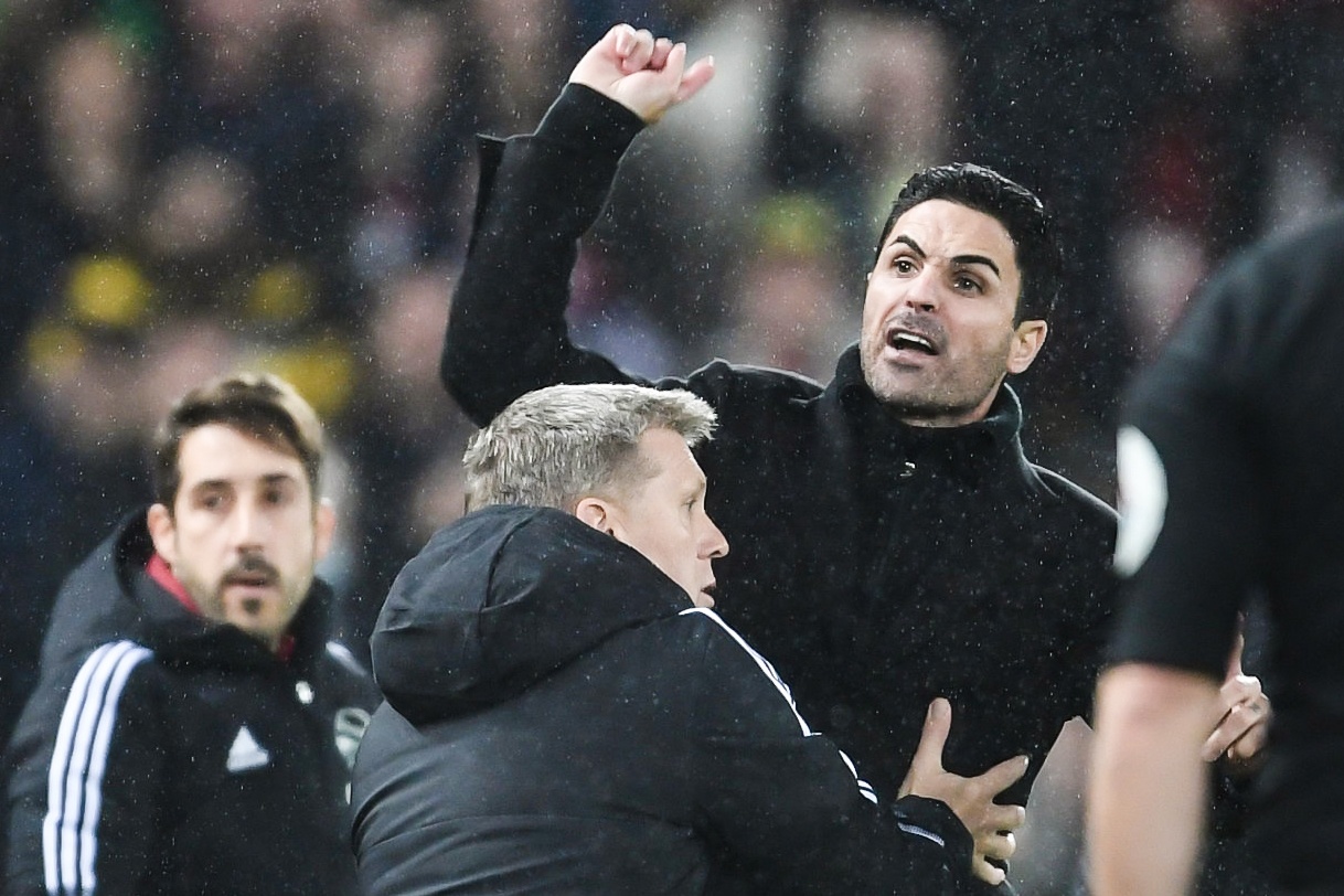 Klopp va Arteta giai thich su co ngoai duong bien hinh anh