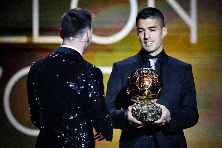 Khoanh khac Suarez trao Qua bong vang 2021 cho Messi hinh anh