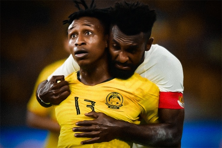 Cau thu nhap tich Malaysia khong duoc long nguoi ham mo hinh anh