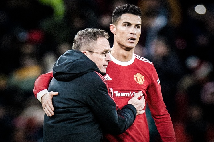 Rangnick nga mu voi no luc phong ngu cua Ronaldo hinh anh