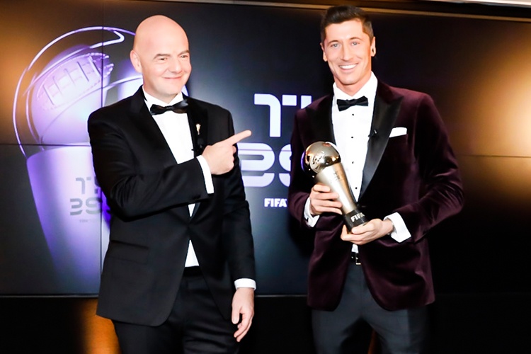 Khoanh khac Lewandowski nhan giai FIFA The Best 2021 hinh anh
