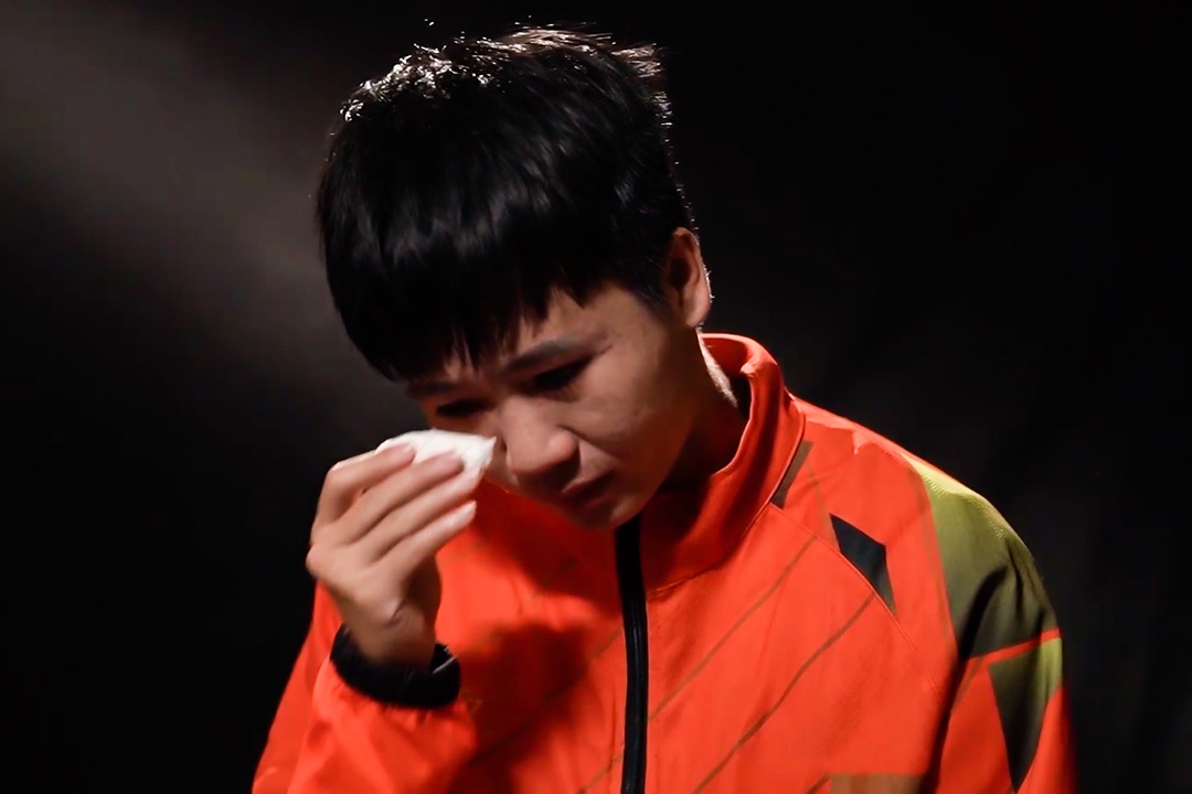 Nu tuyen thu Viet Nam roi nuoc mat vi ap luc gia dinh hinh anh