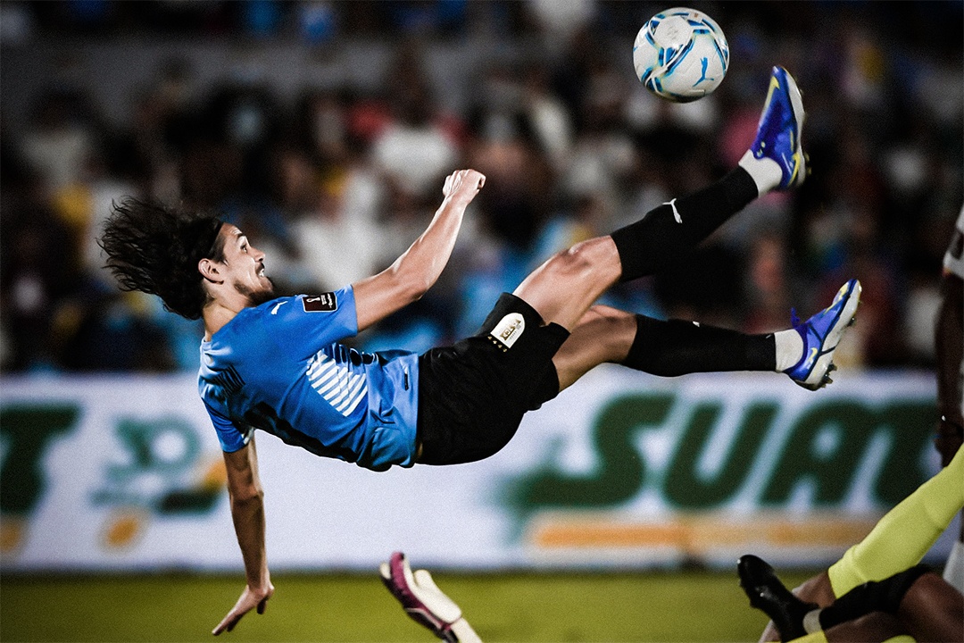 Cavani nga nguoi moc bong ghi ban hinh anh