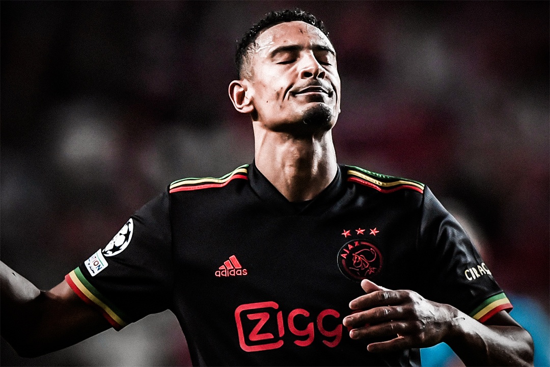 Tien dao Ajax ghi ban sau khi phan luoi hinh anh