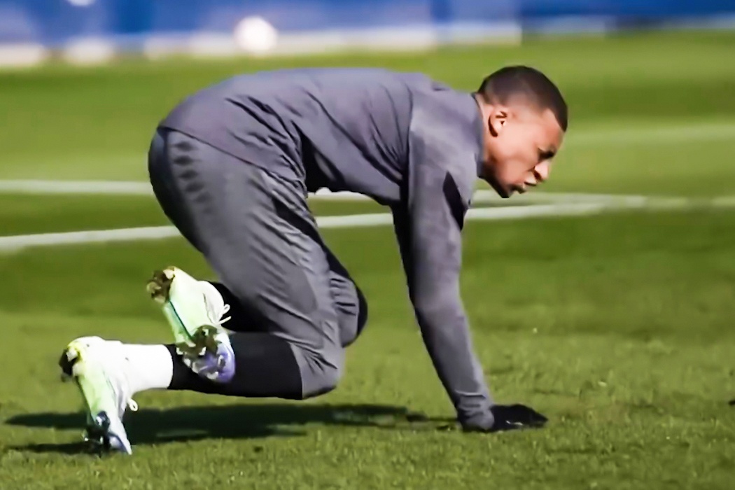 Cu vao bong khien Mbappe dinh chan thuong hinh anh