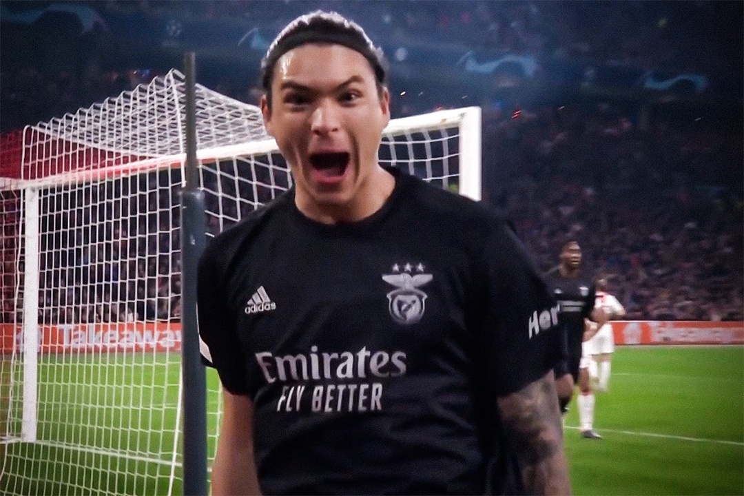 Pha bong khien Ajax bi loai khoi Champions League hinh anh