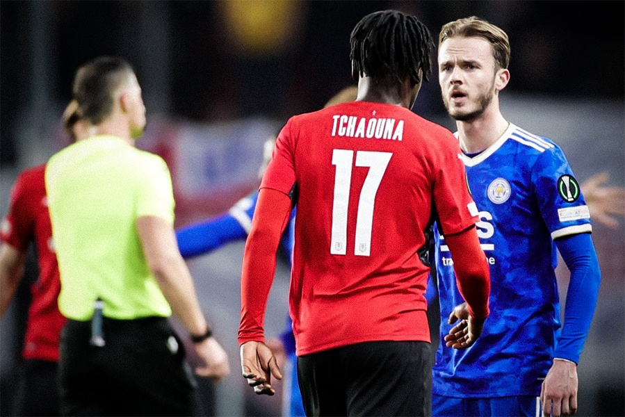 Pha bong gay tranh cai o tran Rennes - Leicester hinh anh