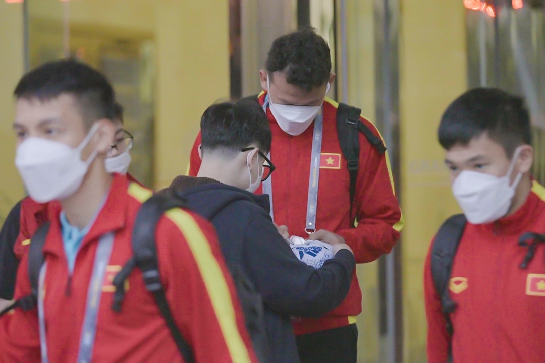 Tan Truong ky tang fan truoc gio thi dau hinh anh