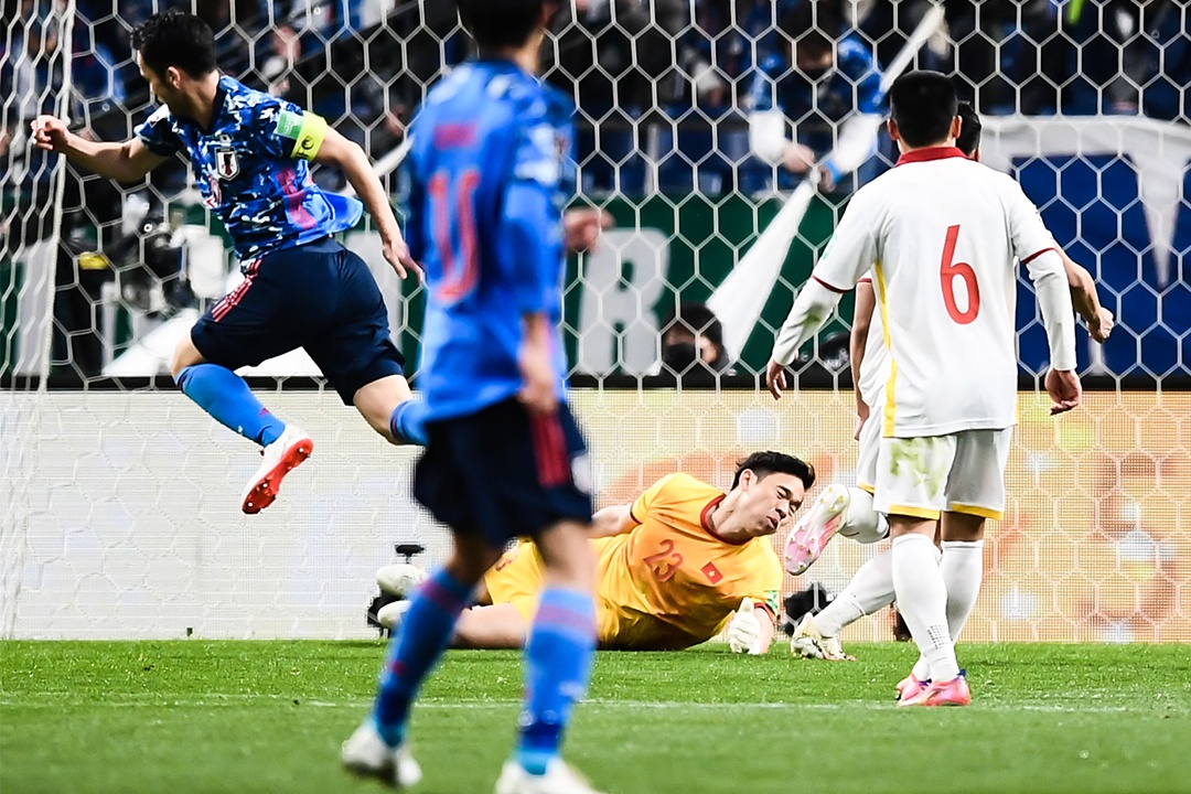 Nguyen Manh bat khong dinh bong o ban thua truoc Nhat Ban hinh anh