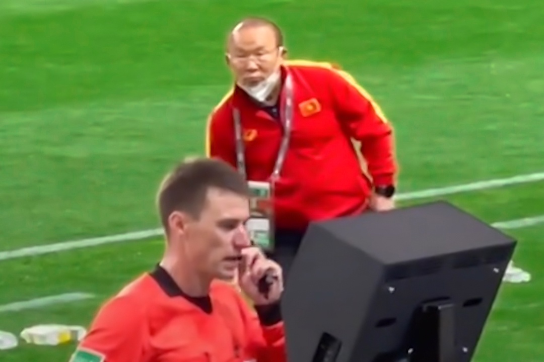 Khoanh khac HLV Park ngo xem man hinh VAR hinh anh