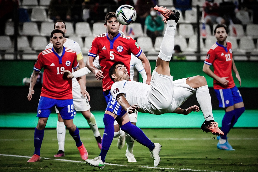 Suarez nga nguoi moc bong ghi ban hinh anh