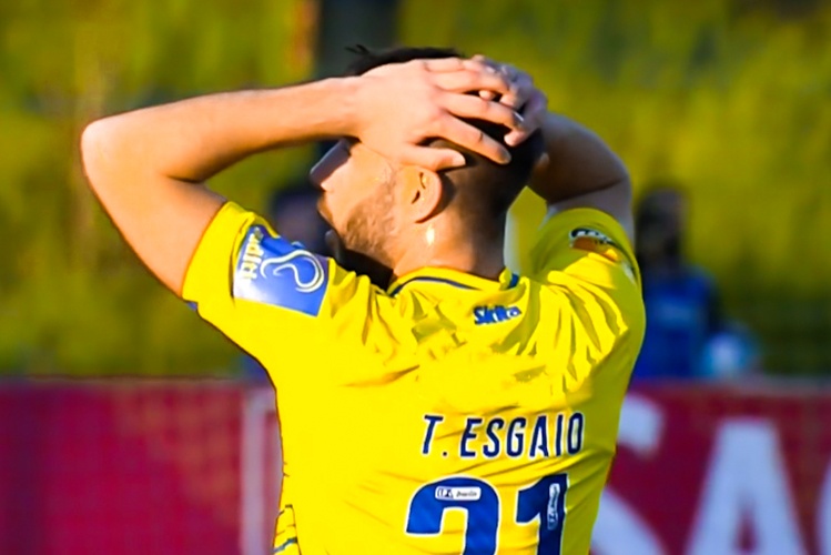 Dong doi om dau khi tien dao ghi ban tu san nha hinh anh