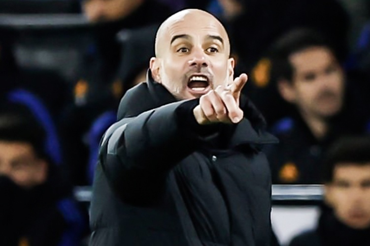 Mahrez va pha bo lo khien Guardiola noi cau hinh anh