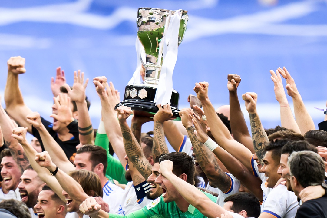 Khoanh khac Real Madrid nang cup vo dich La Liga 2021/22 hinh anh