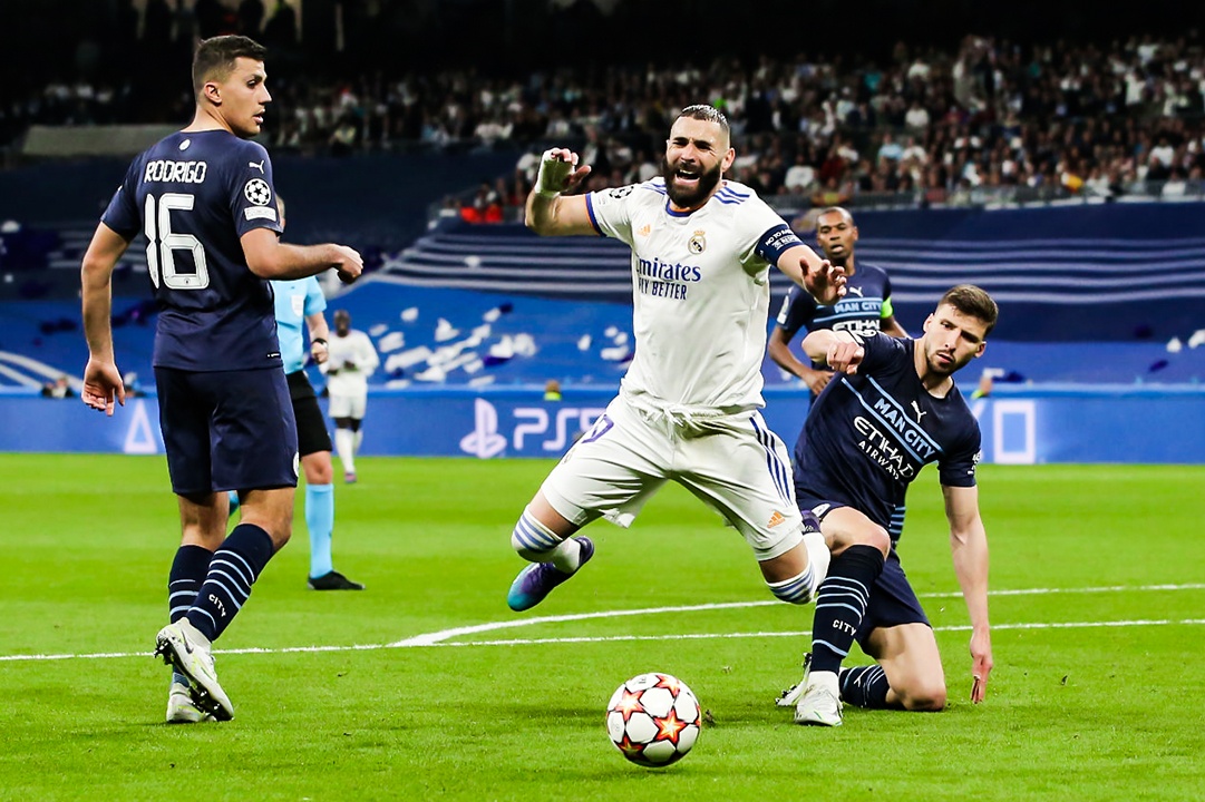 Tinh huong Benzema kiem phat den truoc Man City hinh anh