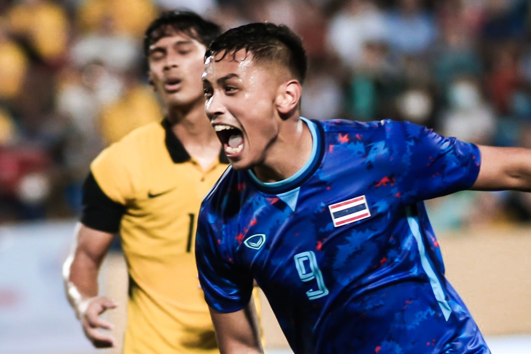 Tien dao U23 Thai Lan ghi ban trong vong vay cua 3 cau thu hinh anh