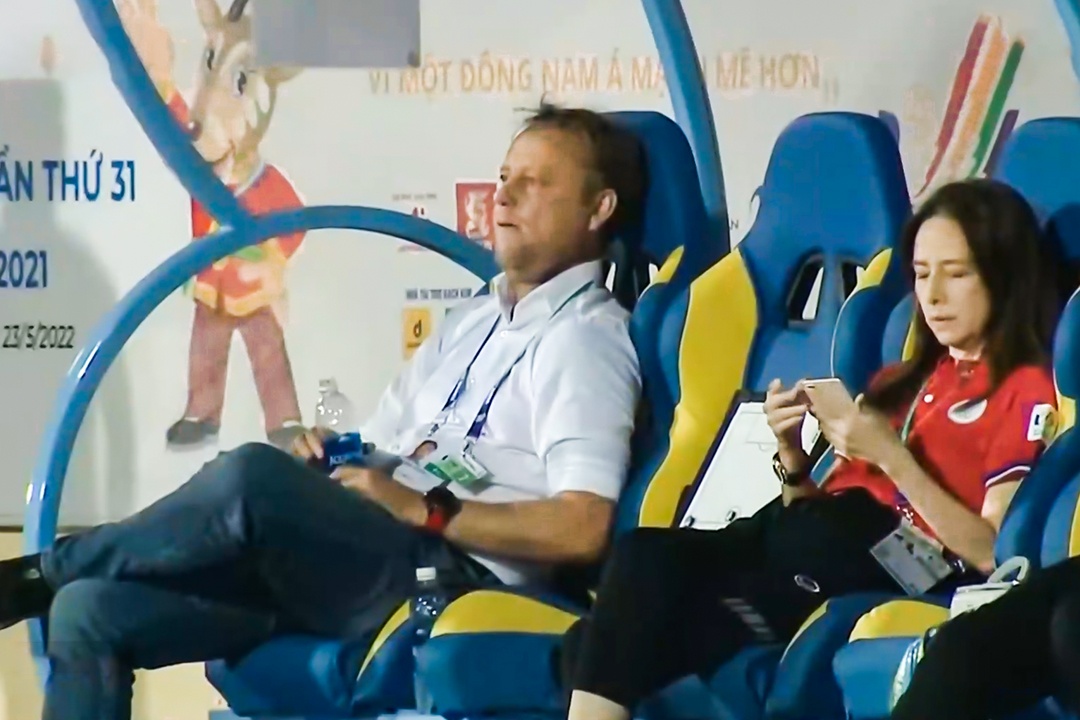 Bieu cam cua HLV U23 Thai Lan khi thua Malaysia o phut 90+4 hinh anh