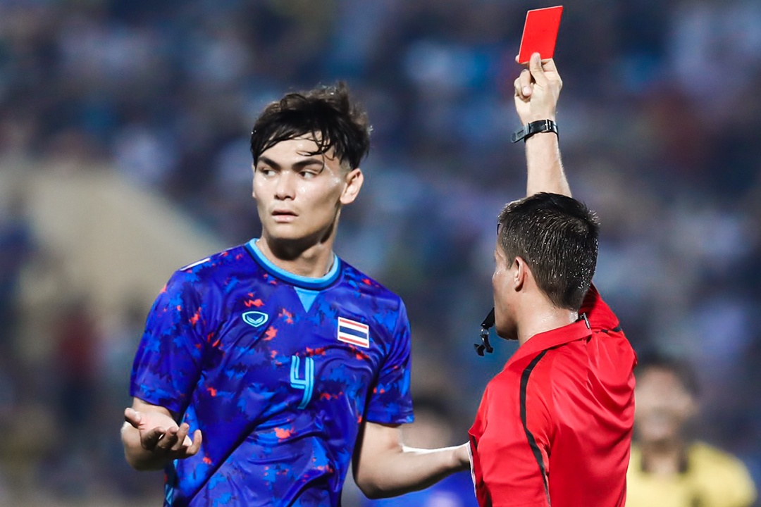 Pha keo nguoi khien hau ve U23 Thai Lan nhan the do hinh anh