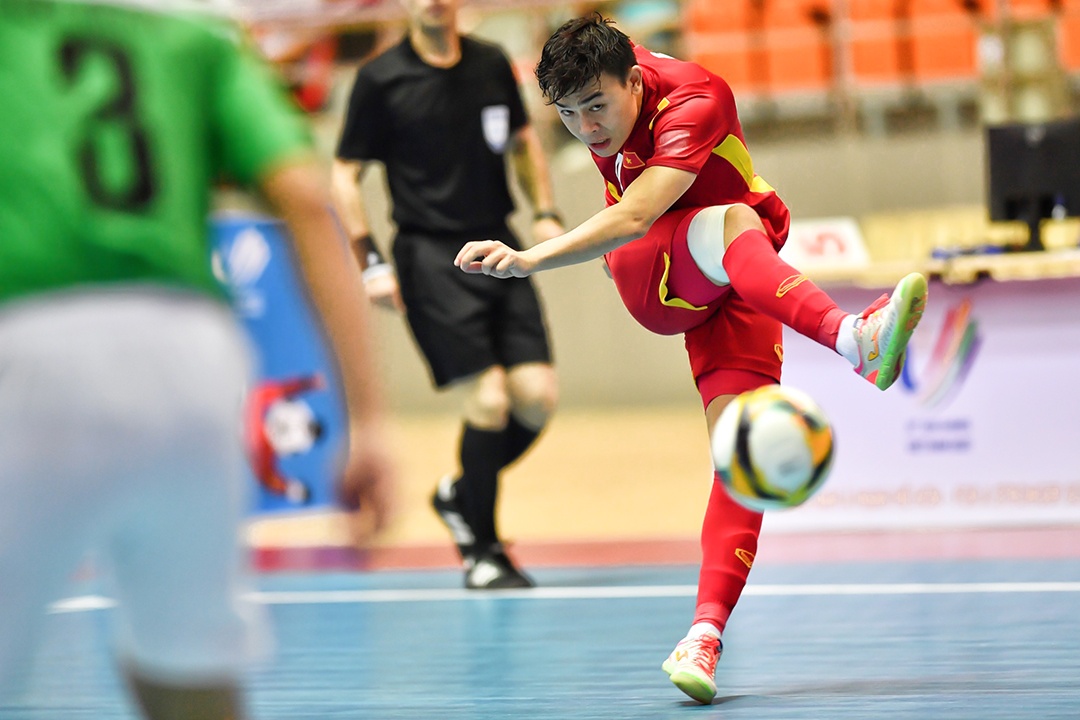 Minh Tri volley tung luoi tuyen futsal Indonesia hinh anh