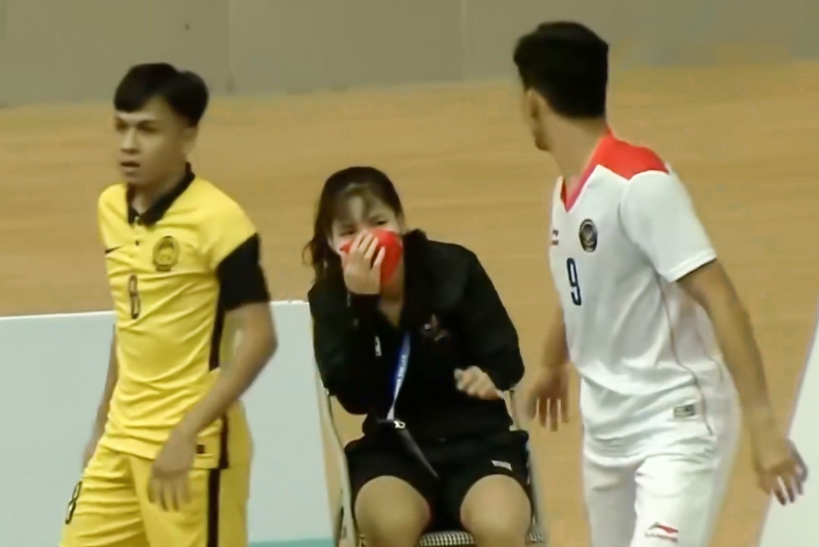 Tuyen thu futsal Indonesia va Malaysia xin loi co gai nhat bong hinh anh