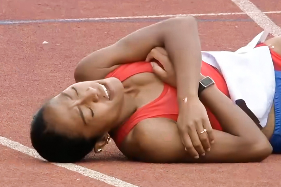 VDV Philippines bi Nguyen Thi Huyen vuot ngay truoc vach dich hinh anh