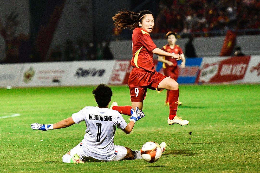 Huynh Nhu vuot qua thu mon Thai Lan de ghi ban hinh anh